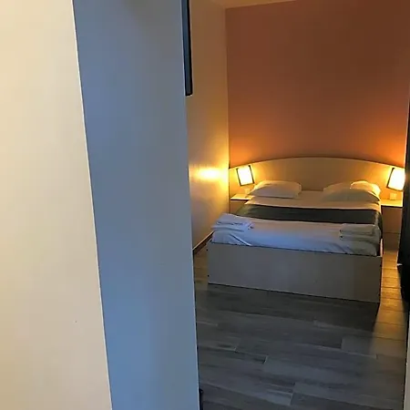 Hotel César Climatisation Dans La Majorité Des Centre-ville Gare Charleville-mézières 2*